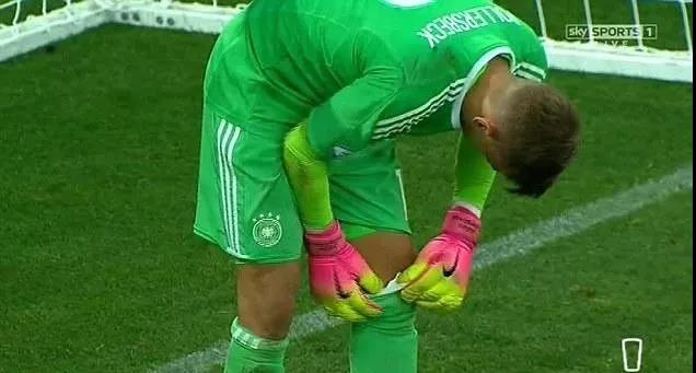 小朋友踢球怎么鼓励,儿童踢球怎么保护自己不受伤