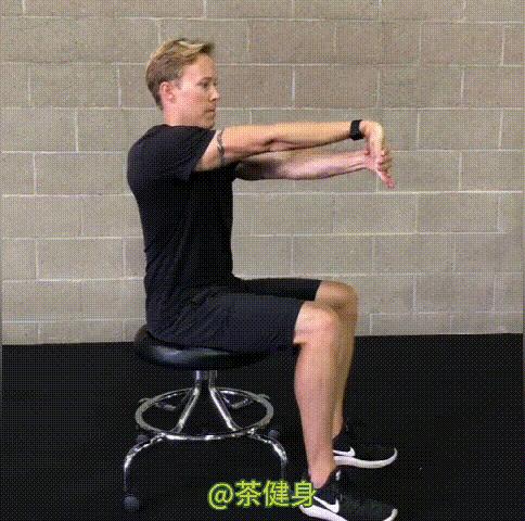 久坐办公室怎么缓解肩颈痛,办公室久坐腰背部拉伸动作