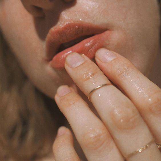 嘴唇水嘟嘟的太可爱了，但你的怎么还那么干瘪