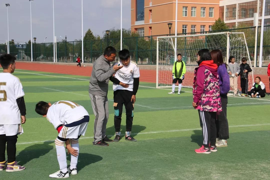 定边县东关小学足球队比赛视频,榆林市定边县第三中学足球联赛
