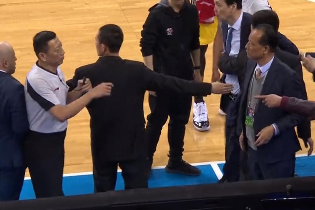CBA北京德比上演火爆一幕双方主帅互喷险些打起来！