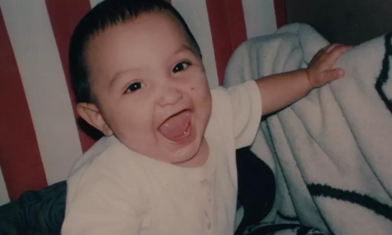 美国六岁男孩被父母虐待,美国继母虐待9岁男孩