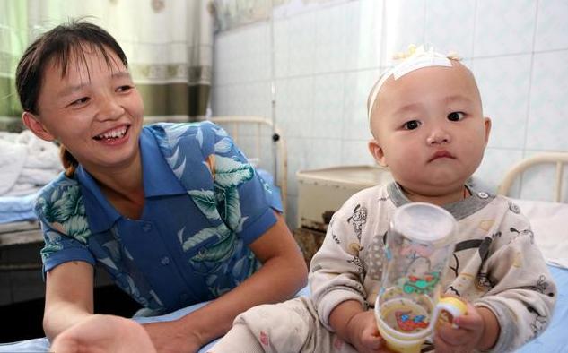 宝宝额头青了一块,妈妈排除万难去了医院,医生夸赞来得太及时了