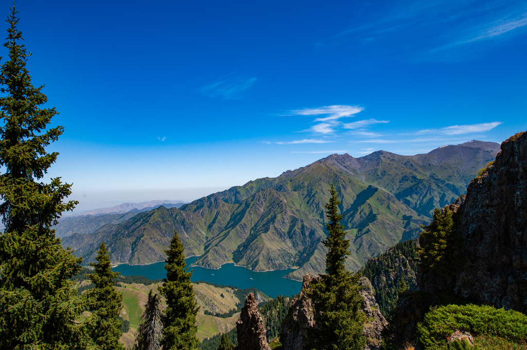 天山天池是古冰山运动形成的结果.天池也被称为“瑶池”