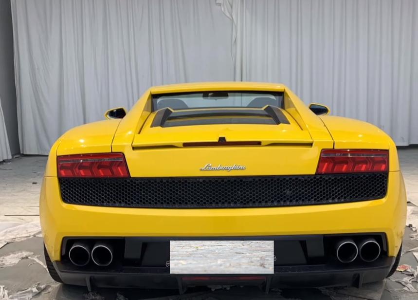 拍卖兰博基尼一次加价94万,男子想捡漏1万8的兰博基尼结果