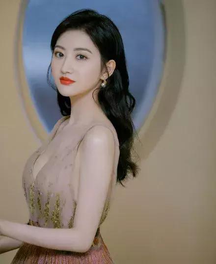 染什么颜色显白百搭又好看不退黄,染什么发色显白不用漂的配方