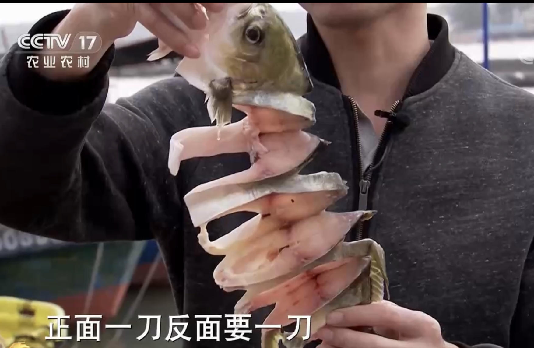 高中毕业的海南小伙,放弃60万年薪,回乡卖鱼干,年赚500万