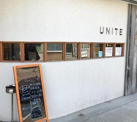 在阿尔卑斯山下一个中餐馆吃午饭,在阿尔卑斯山的悬崖喝杯咖啡