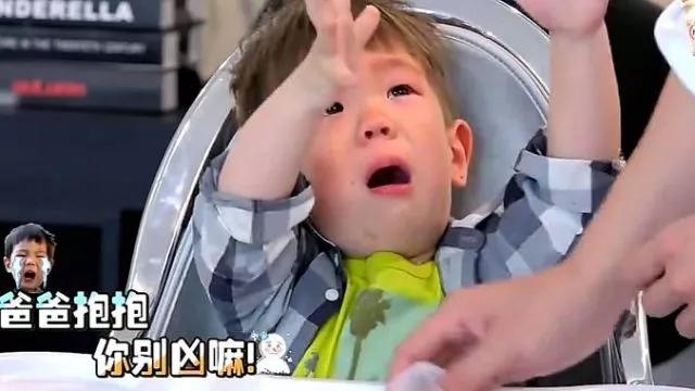 嗯哼摔倒完整版,嗯哼摔倒