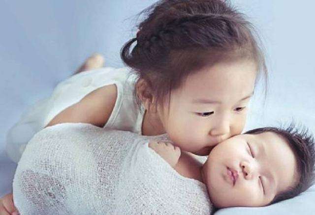 二胎妈妈怎么平衡两个孩子的关系,平衡大宝二宝