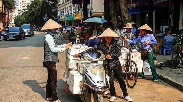 中越边境一河之隔越南美女,与越南一水之隔