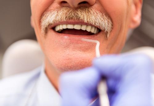 戴假牙以后牙齿遇热就痛怎么治疗,戴了假牙咬合疼怎么解决