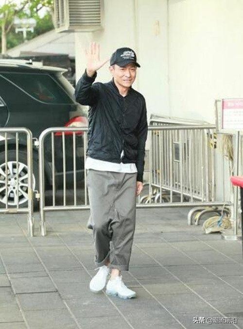 刘德华年轻时一脸褶子,刘德华老了为什么装得很年轻