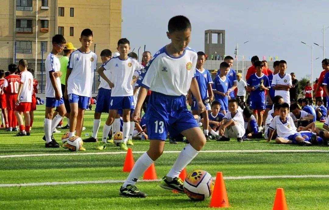 校园足球迈进2.0时代去向何方,校园足球重在基础而非竞技