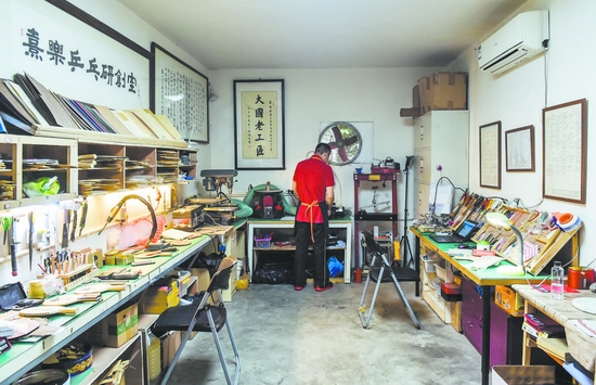 高管弃百万年薪成都开工作室定制乒乓球拍吸引国外客户