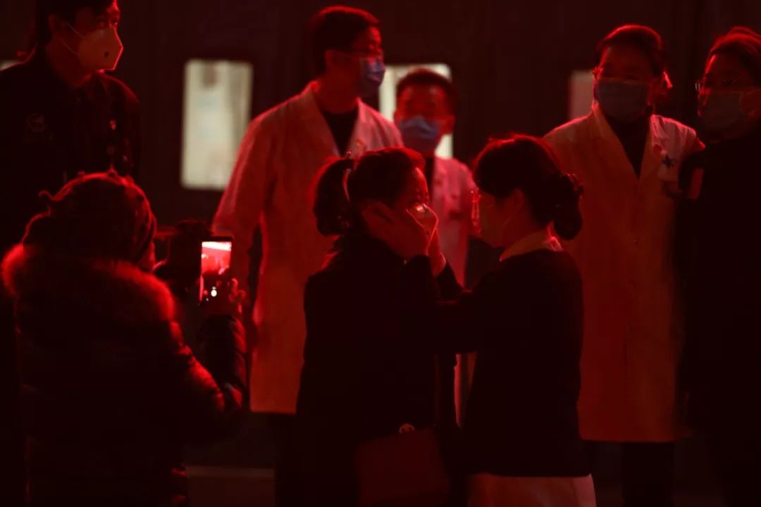 泪奔！最美逆行者！原西飞医院25名医护人员剃发援武汉