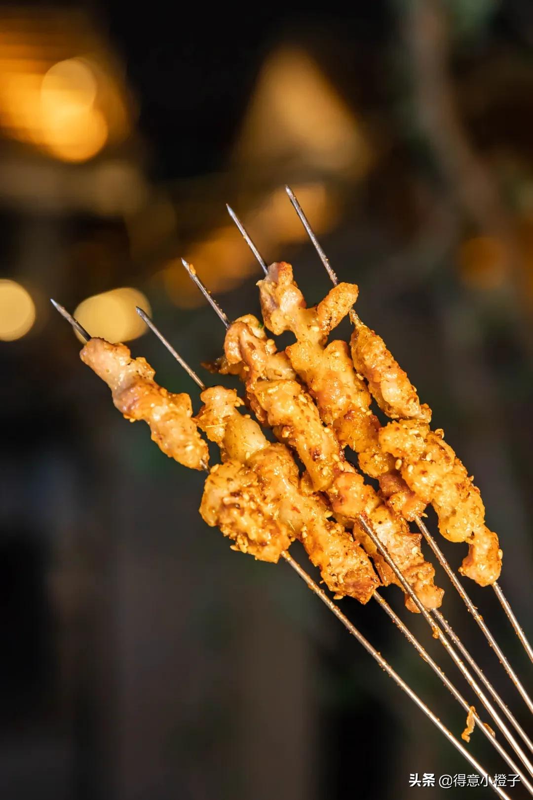 楼顶喝酒看日出,楼顶喝酒夜景视频实拍