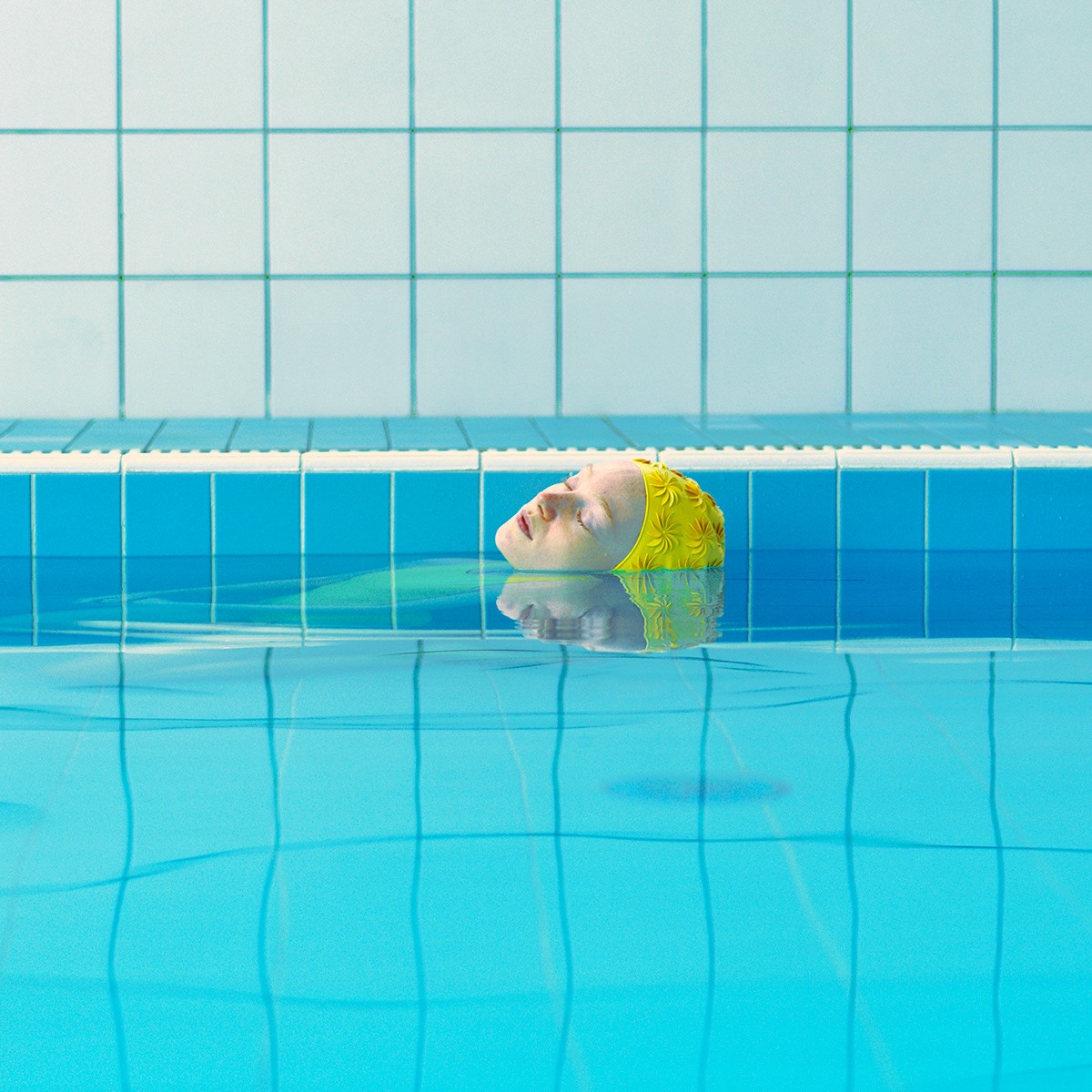 耳朵游泳进水嗡嗡响出不来,耳朵进水后像堵了一层膜听不清