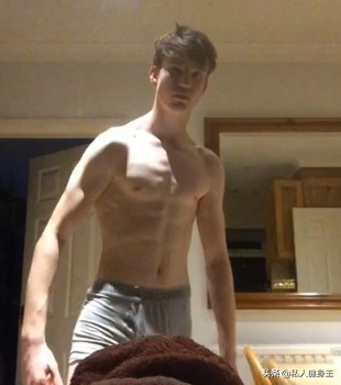 16岁小伙健身一年成肌肉男,78斤独臂独腿小伙健身增肌到130斤