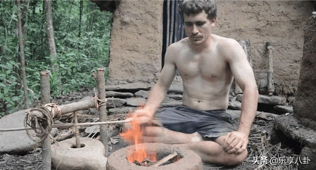 澳洲小哥野外生存造水池,澳洲小哥野外生存建房子