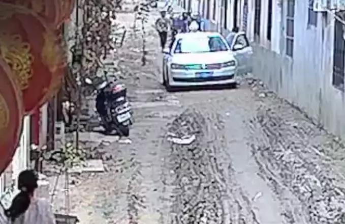 小孩蹲路中间玩被卷入车底动画,4岁女孩蹲着玩耍被卷车底