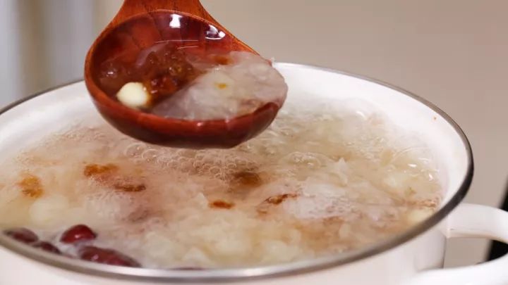 水嫩桃胶银耳露做法,美容养颜桃胶西米露