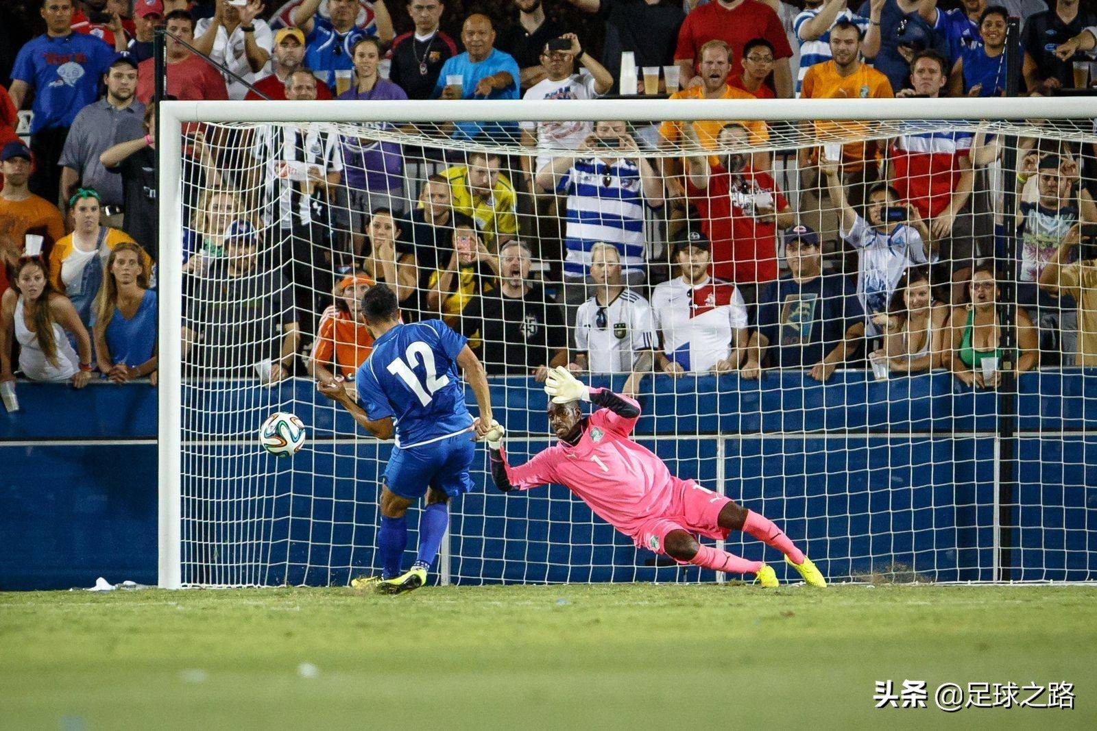 守门员怎么扑救点球,守门员怎么扑救不痛