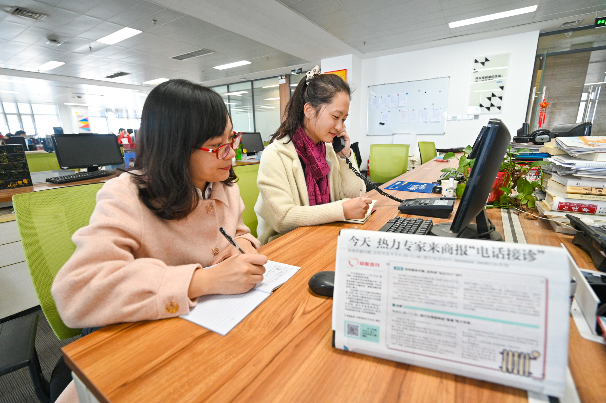 家里暖气为啥不热？暖气片不热如何自行排气？郑州热力专家“坐诊”河南商报，现场答疑