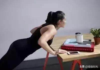 办公室站着练臀瑜伽体式,久坐不动如何瘦屁股