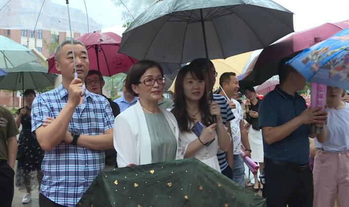 打着雨伞排着队!南充嘉陵昨天开业的这家医院竟然这样受欢迎……