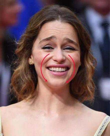 硬刚女皇龙妈也扛不住法令纹,2条沟壑让人心疼,贴一贴就消了