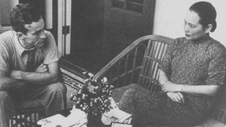 1976年毛主席追悼大会所有人站立默哀,唯独一老妇坐着,她是谁?