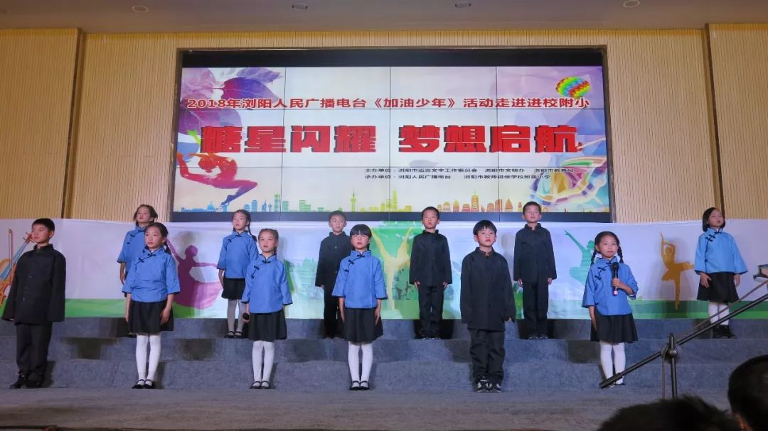 加油少年未来可期锣鼓喧天迎开学,加油少年未来可期送娃上学