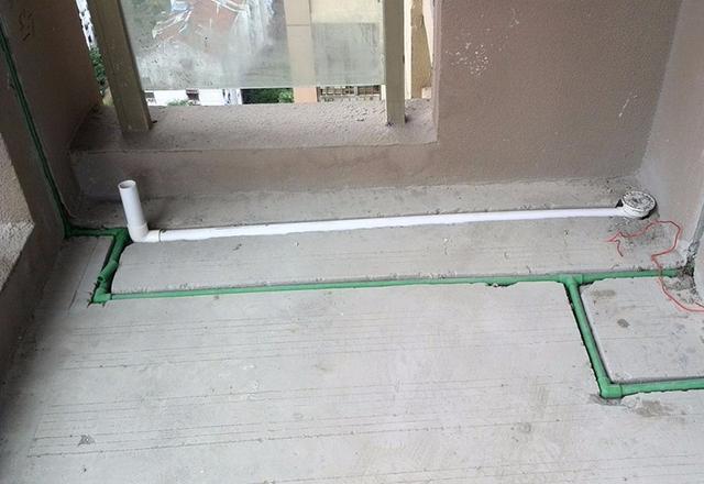 洗衣机放阳台但没地漏，朋友说能与雨水管并用排水，差点做错