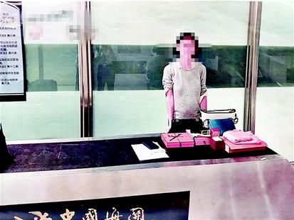 女子戴价值十亿钻戒,女子携带百万现金过海关