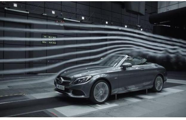 开480万法拉利接孩子放学被骂炫富,男生开800万法拉利