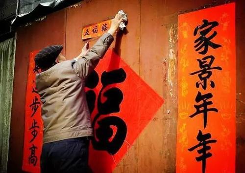 关于春节贴对联的习俗介绍,春节贴对联是我们的传统民俗