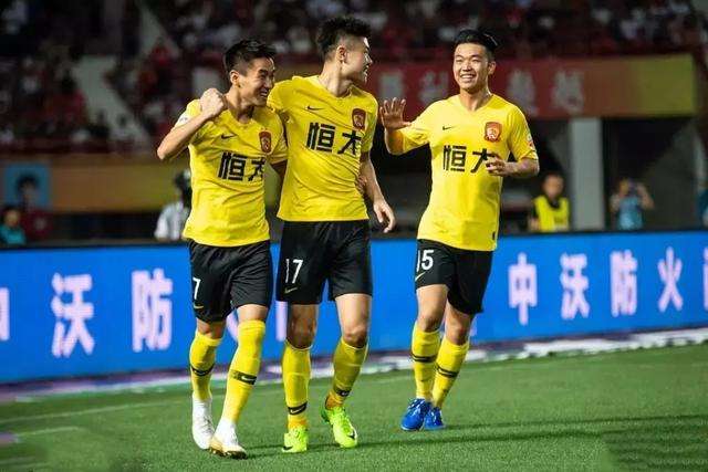 恒大强势登顶！球迷称赞卡帅：执教本土球员比外援更厉害