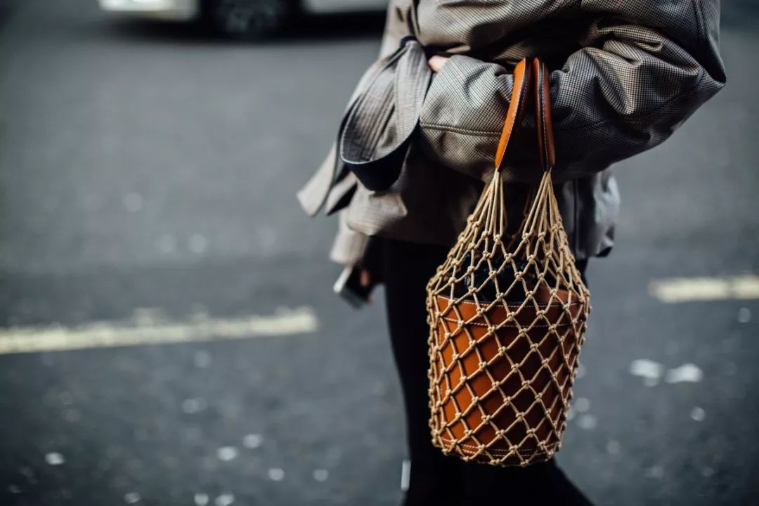 会背水桶包的人,会背奢侈品包包