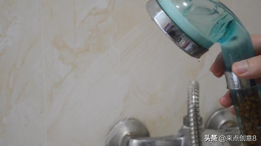 把牙膏涂抹在淋浴喷头上,把牙膏挤到喷水壶里