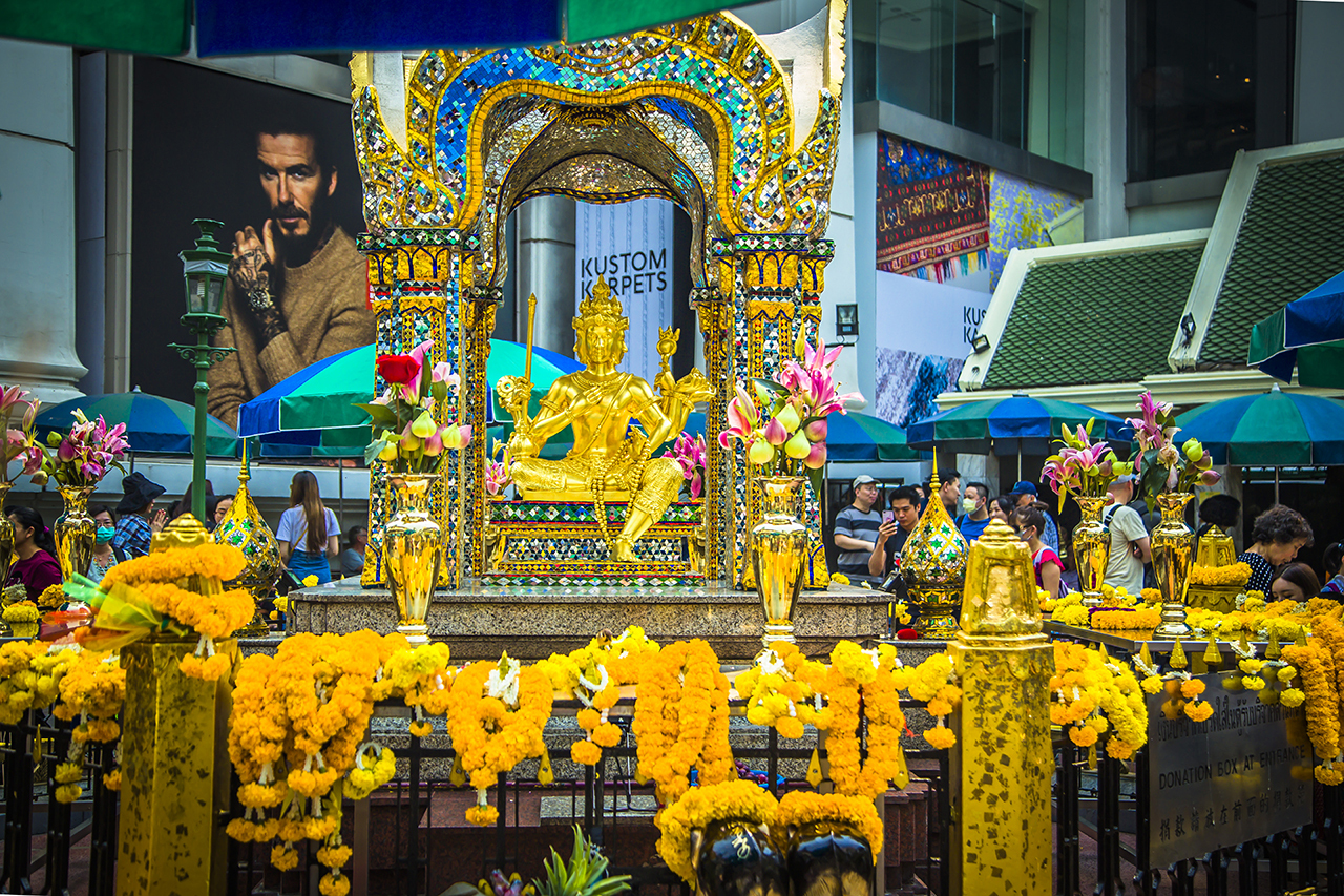 泰国处处都有四面佛，只有曼谷这个最灵验，因有求必应而享誉国际