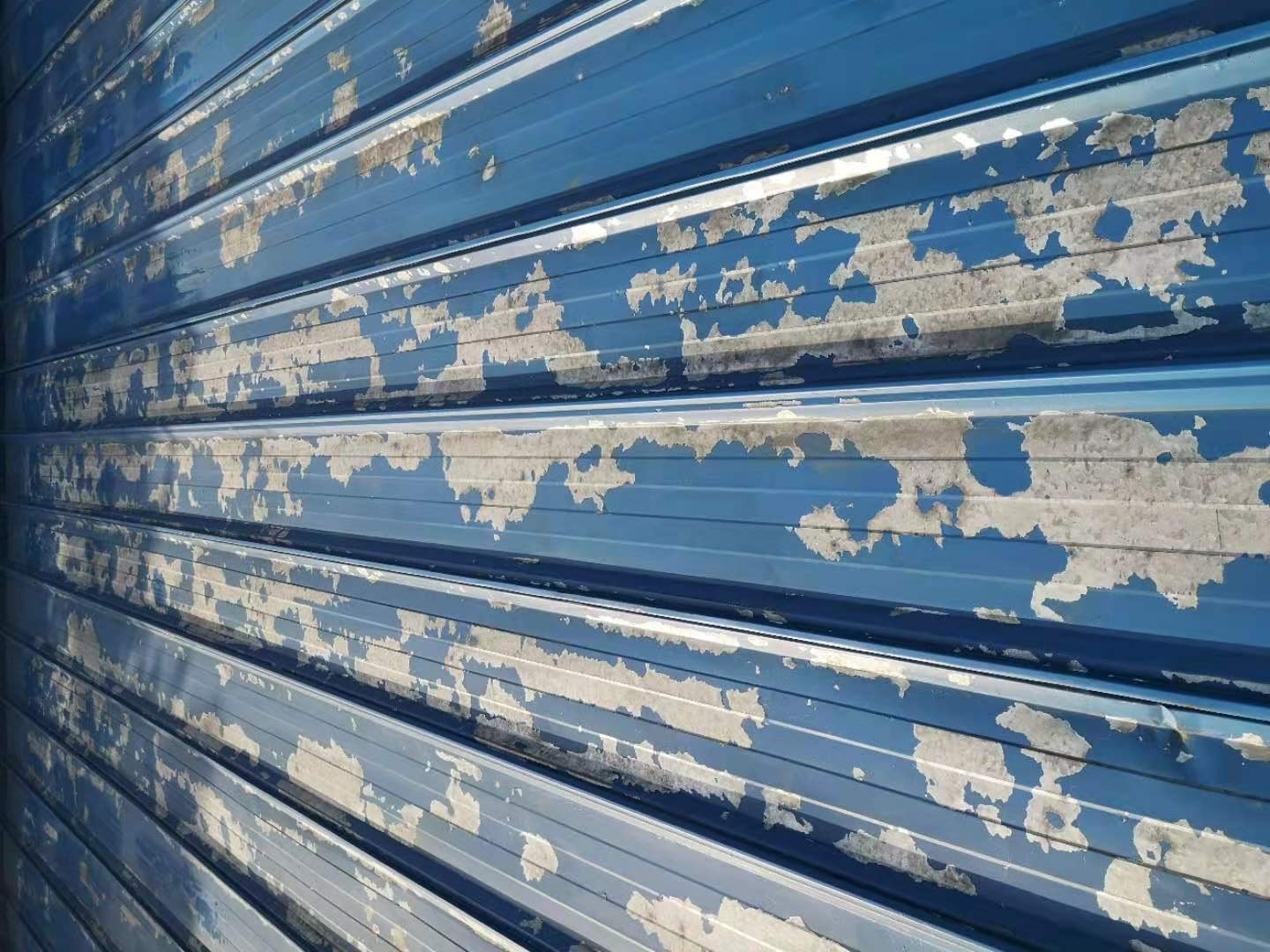 彩钢瓦翻新喷漆一年后起皮,彩钢瓦翻新水漆爆皮怎么回事