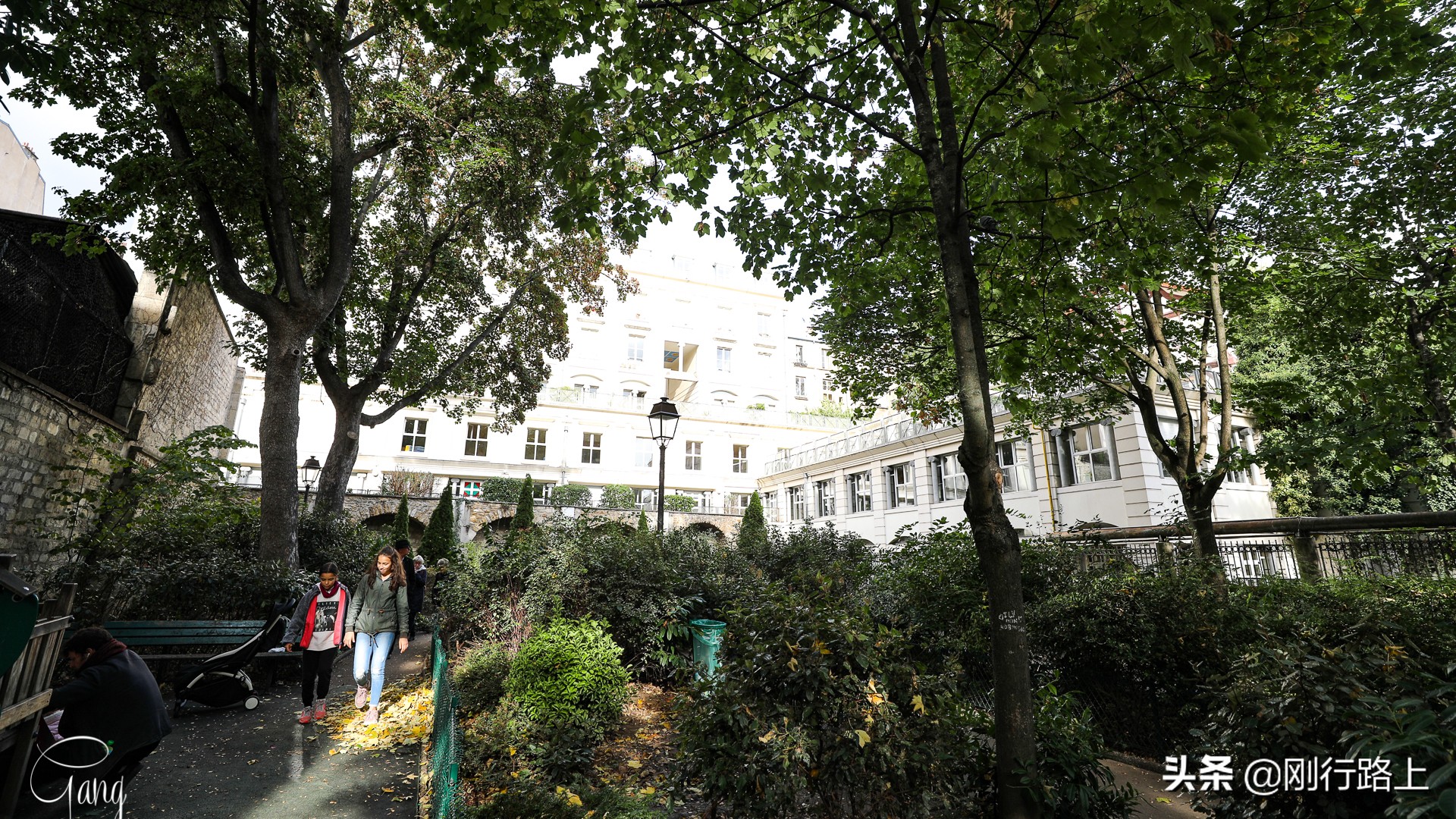 用全世界的语言说爱你的巴黎爱墙,你可曾向最爱的她表白过