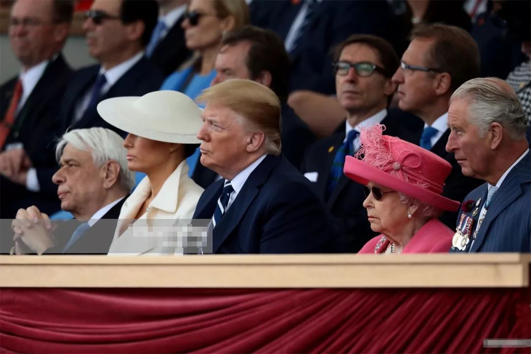 93岁女王带查尔斯出席活动，全场起立时，女王给儿子一个特别眼神