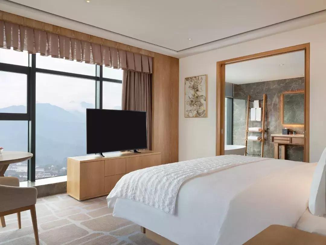 躺酒店床上看风景,躺在星级酒店房间床上看电视