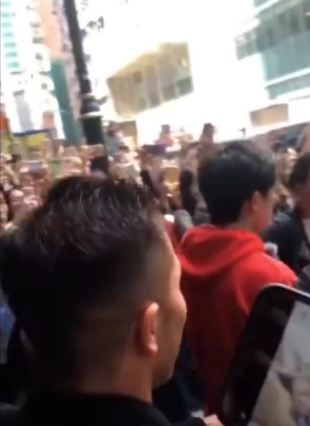 易烊千玺和香港资深演员见面,易烊千玺在香港优秀吗