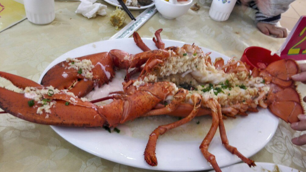 与澳门隔江相望,离澳门最近的海鲜加工市场