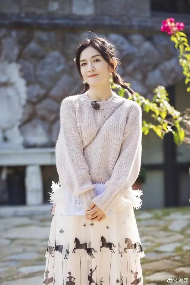 谢娜终于对“樱桃牛仔”下手了，38岁穿成18岁，90后爱了！