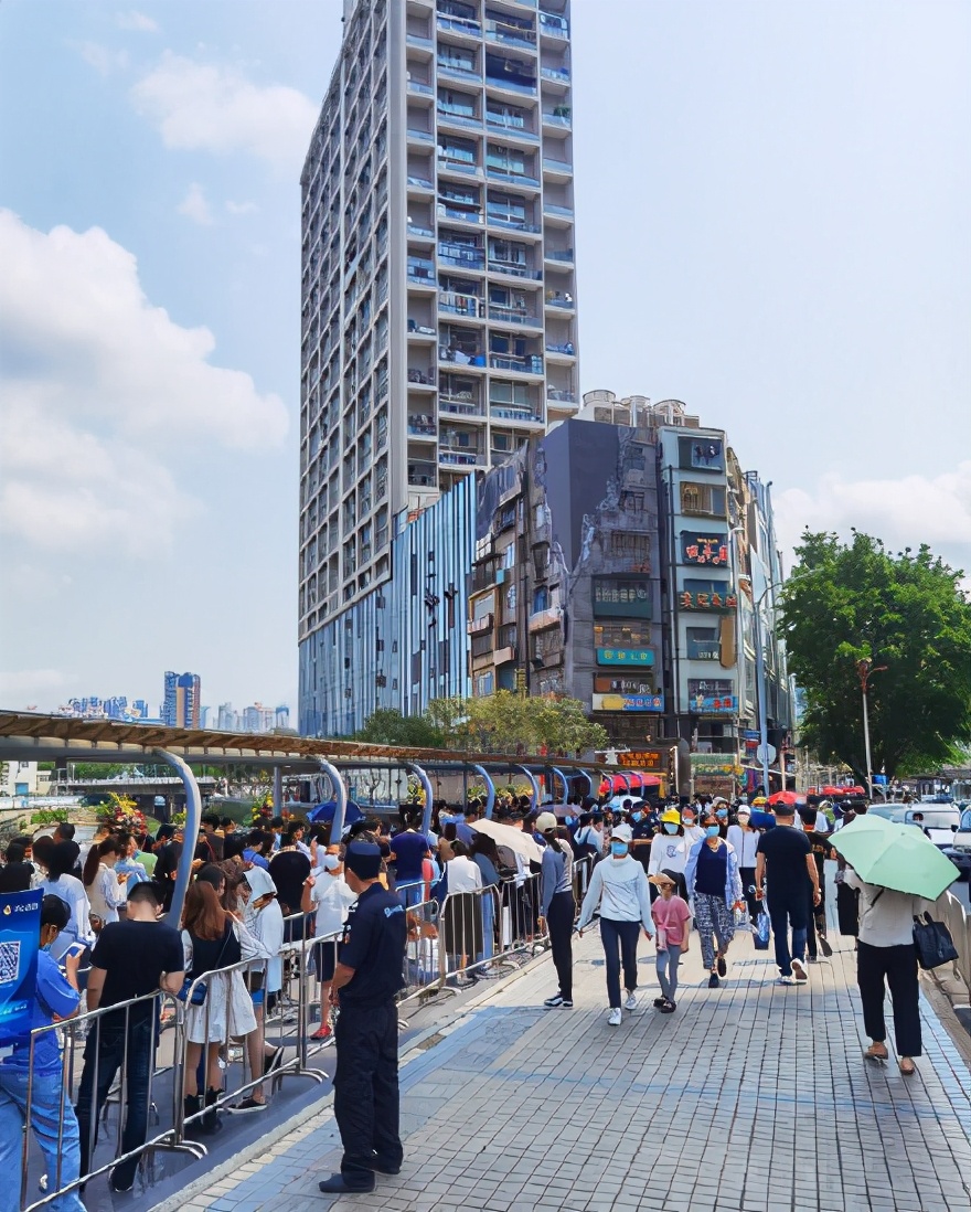 为奶茶拼了?代购200元一杯,深圳街头长龙引交警“围观”