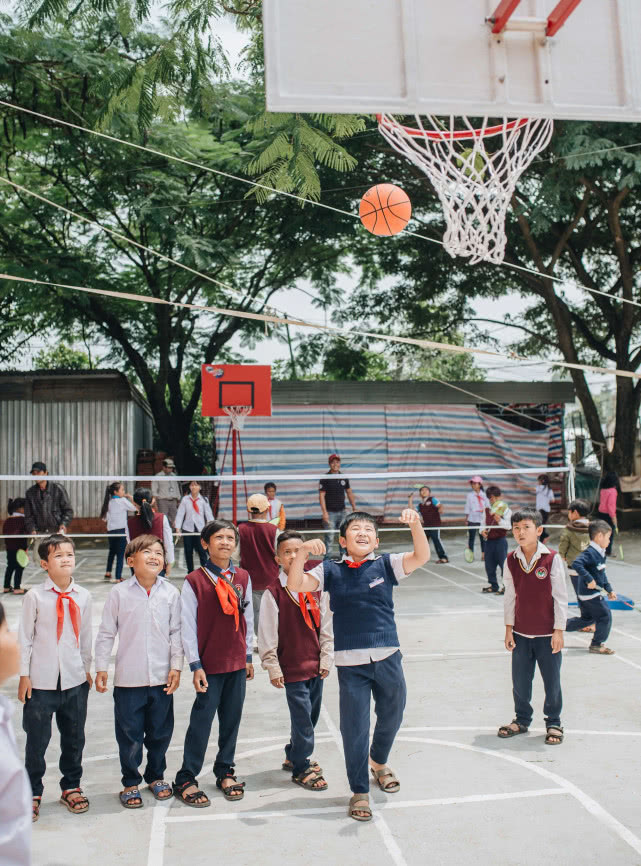 越南高薪小伙辞职去拍视频成网红，赚钱后给农村孩子建30个运动场